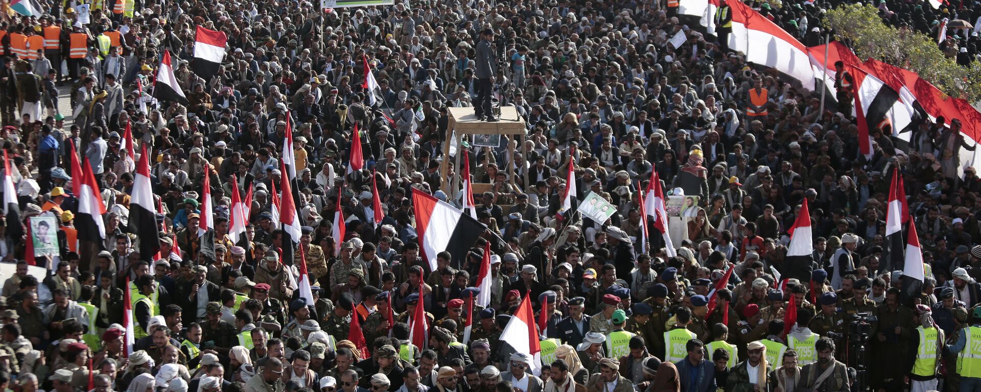 Supporters of Shiite Houthi rebels attend a rally in Sanaa, Yemen, Tuesday, Dec. 5, 2017. The killing of Yemen's ex-President Ali Abdullah Saleh by the country's Shiite rebels on Monday, as their alliance crumbled, has thrown the nearly three-year civil war into unpredictable new chaos. - Sputnik International, 1920, 20.12.2023