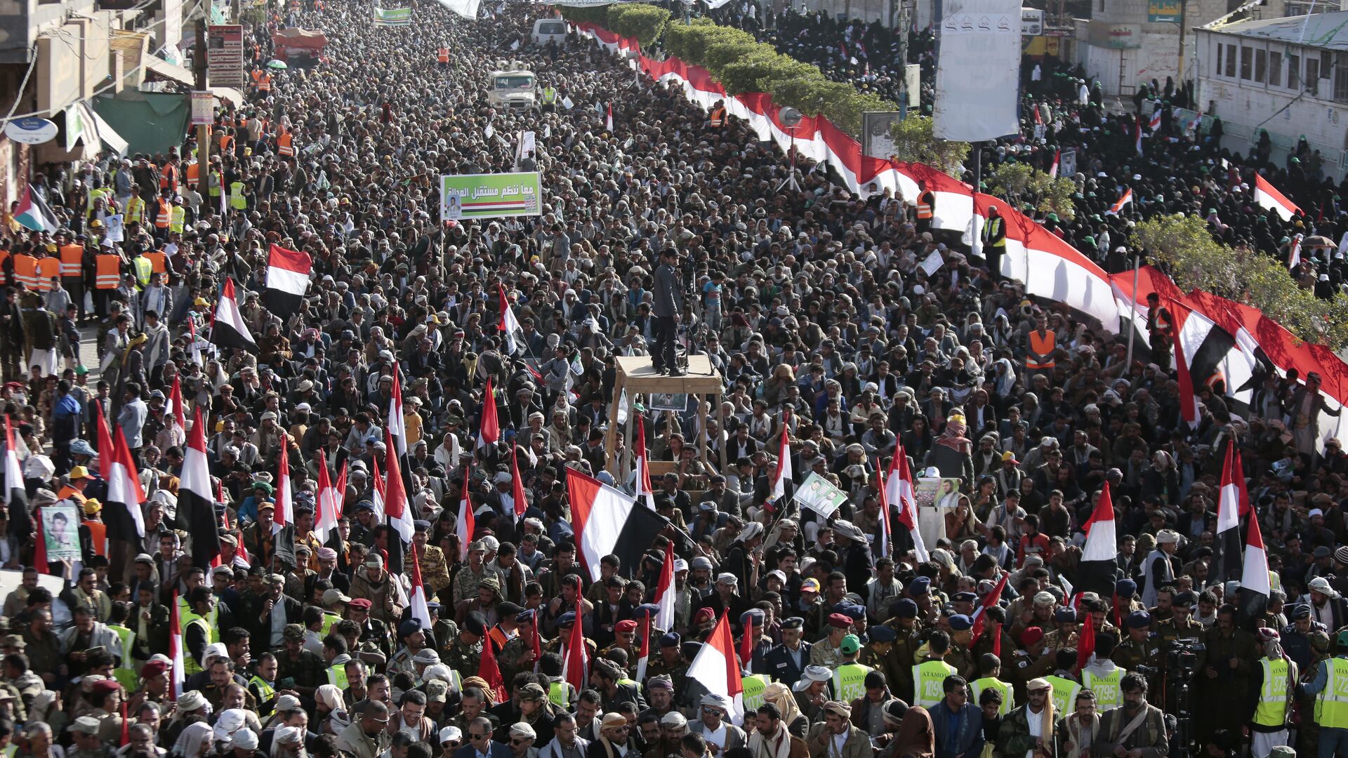 Supporters of Shiite Houthi rebels attend a rally in Sanaa, Yemen, Tuesday, Dec. 5, 2017. The killing of Yemen's ex-President Ali Abdullah Saleh by the country's Shiite rebels on Monday, as their alliance crumbled, has thrown the nearly three-year civil war into unpredictable new chaos. - Sputnik International, 1920, 01.04.2022