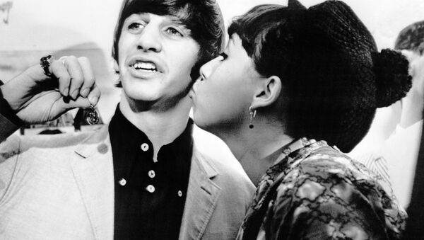 Angie McGowan, 16, plants a kiss on the cheek of Beatle drummer Ringo Starr after she returned his St. Christopher’s medal in New York, on Aug. 29, 1964, which was torn from his neck in the arrival crowd. - Sputnik International
