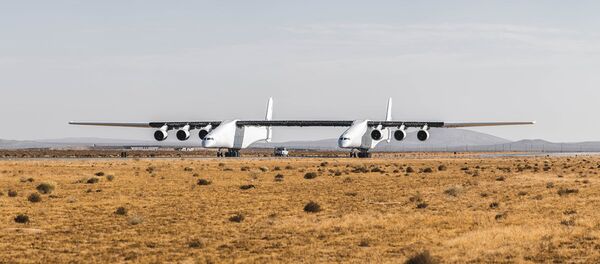 The Stratolaunch aircraft taxis on a runway in California. - Sputnik International
