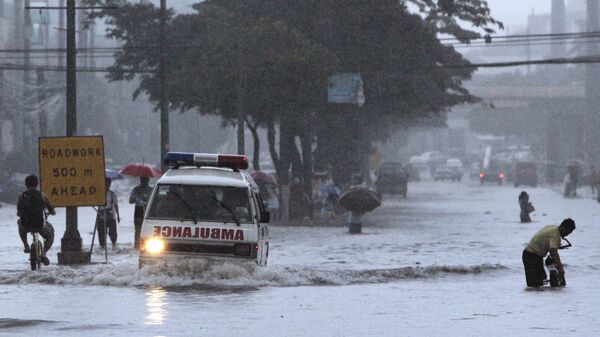 Am ambulance negotiates a flooded street , Philippines (File) - Sputnik International