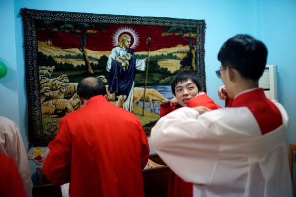 Faithful from a Catholic church prepare themself for a Christmas parade in Shanghai, China December 24, 2017 Faithful from a Catholic church prepare themself for a Christmas parade in Shanghai, China December 24, 2017 - Sputnik International