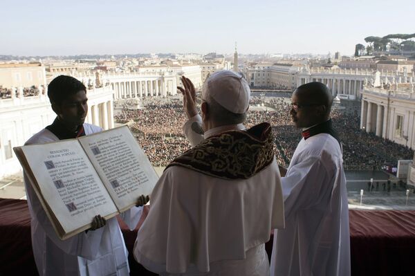 Pope Francis delivers the Urbi et Orbi (Latin for ' to the city and to the world') Christmas' day blessing from the main balcony of St. Peter's Basilica at the Vatican, Monday, Dec. 25, 2017 Pope Francis delivers the Urbi et Orbi (Latin for ' to the city and to the world') Christmas' day blessing from the main balcony of St. Peter's Basilica at the Vatican, Monday, Dec. 25, 2017 - Sputnik International