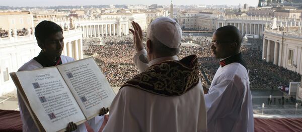 Pope Francis delivers the Urbi et Orbi (Latin for ' to the city and to the world') Christmas' day blessing from the main balcony of St. Peter's Basilica at the Vatican, Monday, Dec. 25, 2017 - Sputnik International