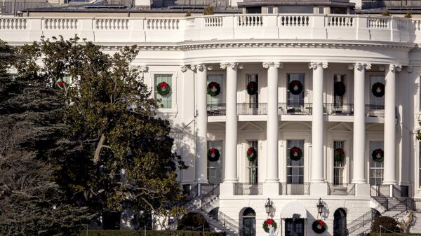 A large portion of a famed Magnolia tree, at left, photographed from the Ellipse in Washington, Tuesday, Dec. 26, 2017 and planted on the south grounds of the White House by President Andrew Jackson in 1835 has become too weak to remain standing - Sputnik International