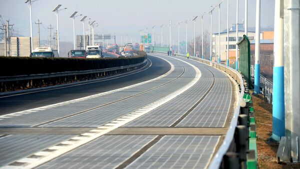 A solar panel expressway is seen before its opening in Jinan, Shandong province, China December 28, 2017 - Sputnik International