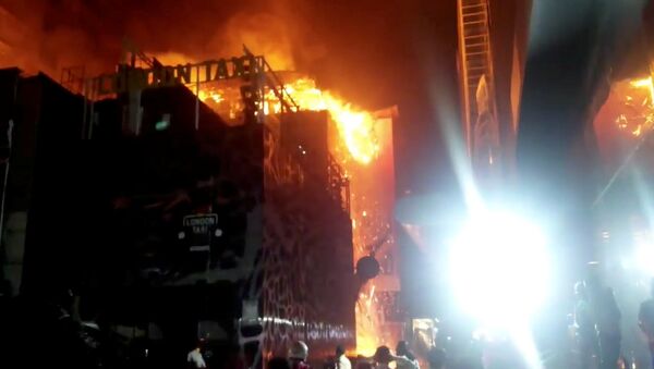 Debris falls from a building on fire in Mumbai, India, in this still image taken from a social media video, on December 29, 2017 - Sputnik International