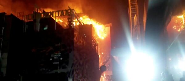 Debris falls from a building on fire in Mumbai, India, in this still image taken from a social media video, on December 29, 2017 Debris falls from a building on fire in Mumbai, India, in this still image taken from a social media video, on December 29, 2017 - Sputnik International