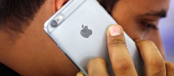 A man talks on his iPhone at a mobile phone store in New Delhi, India, July 27, 2016 A man talks on his iPhone at a mobile phone store in New Delhi, India, July 27, 2016 - Sputnik International