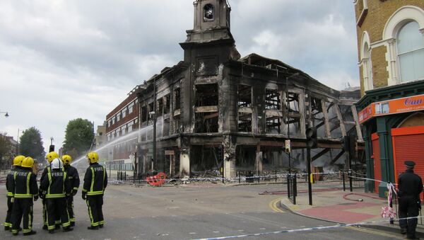London riots: buildings burn on Tottenham High Road in 2011 - Sputnik International