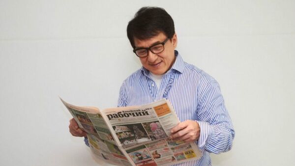 Jackie Chan with Kopeyskiy Rabochiy newspaper - Sputnik International