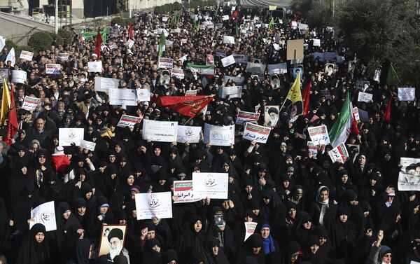 Iranian protesters chant slogans at a rally in Tehran, Iran, Saturday, Dec. 30, 2017 - Sputnik International
