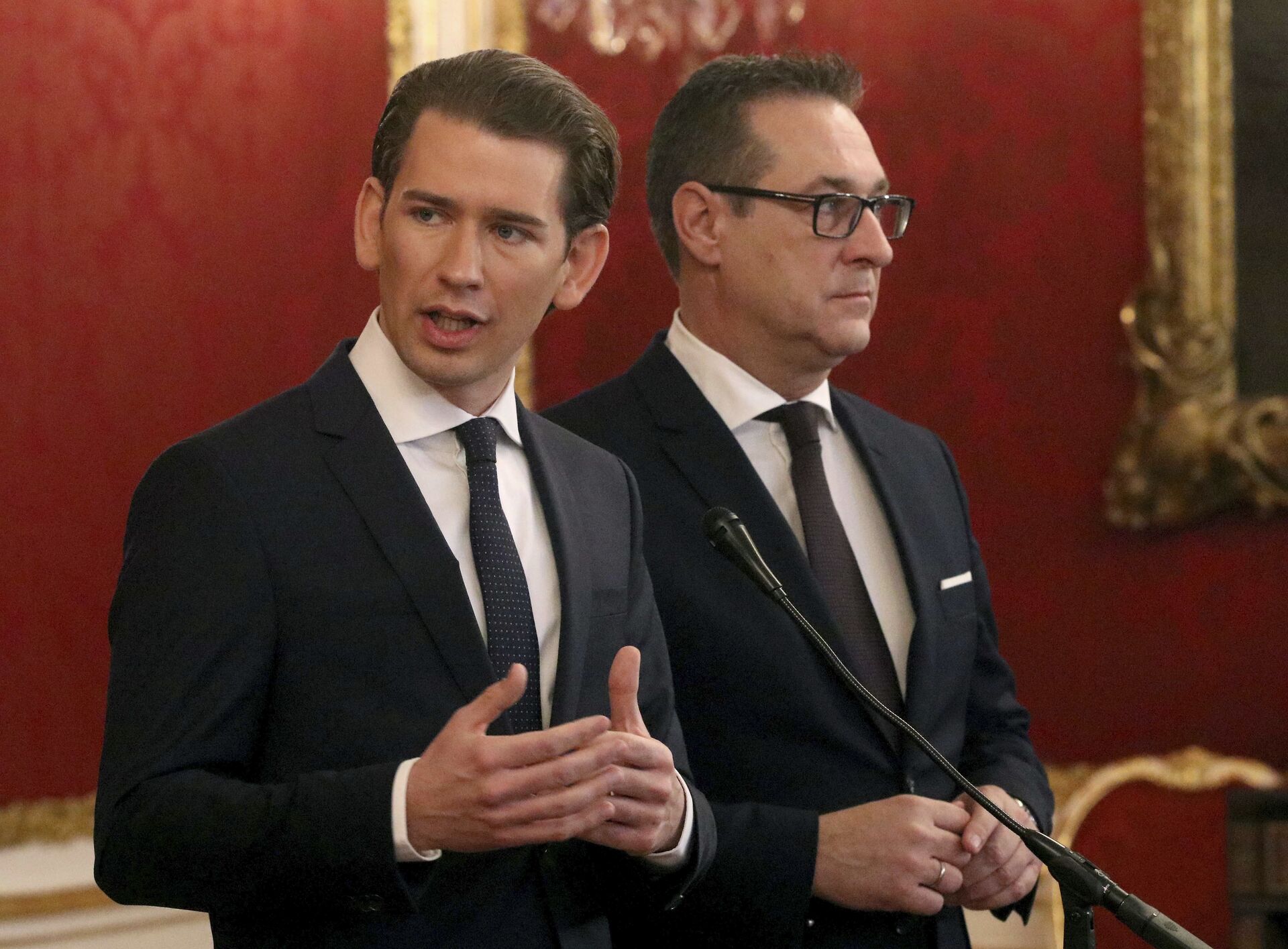 Foreign Minister and leader of the Austrian People's Party, OEVP, Sebastian Kurz, left, and Heinz-Christian Strache, chairman of the right-wing Freedom Party, FPOE, talk to press after talks with Austrian President Alexander van der Bellen at the Hofburg palace in Vienna, Austria, Saturday, Dec. 16, 2017 - Sputnik International, 1920, 02.12.2021