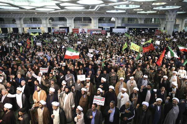 Iranian protesters chant slogans at a rally in Tehran, Iran, Saturday, Dec. 30, 2017 - Sputnik International