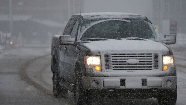 As a late winter storm envelops the region, a motorist guides his Ford F-150 pickup truck along a city street Wednesday, Feb. 25, 2015, in Denver - Sputnik International