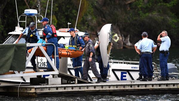 The body of a passenger recovered from a seaplane that crashed on Sunday killing six people, is carried by Australian police and medical officers, along with a piece of debris, at Apple Tree Bay located on the Hawkesbury River, north of Sydney in Australia, December 31, 2017 - Sputnik International