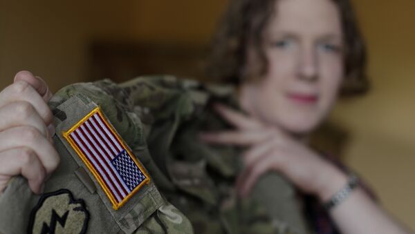 Transgender U.S. army captain Jennifer Sims lifts her uniform (File) - Sputnik International