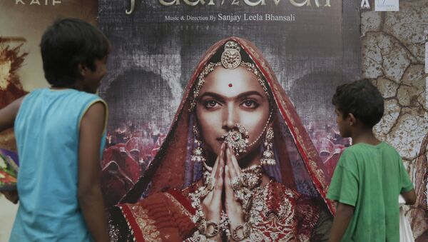Boys look at a poster of Bollywood film 'Padmavati' in Mumbai, India, Tuesday, Nov. 21, 2017. - Sputnik International