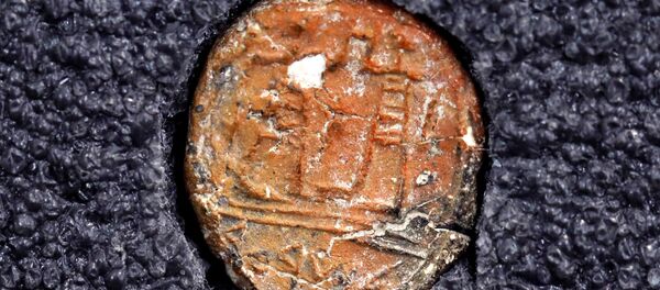 A 2,700-year-old clay seal impression which archaeologists from the Israel Antiquities Authority say belonged to a biblical governor of Jerusalem and was unearthed in excavations in the Western Wall plaza in Jerusalem's Old City January 1, 2018 - Sputnik International