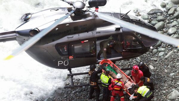 In this photo provided by the government news agency Andina, rescue workers load an injured man on a stretcher after he was retrieved from a bus that fell off a cliff after it was hit by a tractor-trailer rig, in Pasamayo, Peru, Tuesday, Jan. 2, 2018. - Sputnik International