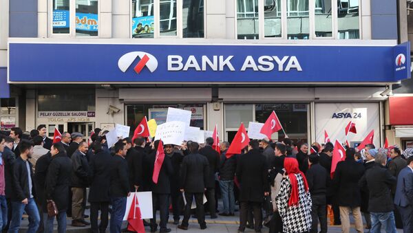 People stage a protest against the seizure of the Islamic Bank Asya, in front of a Bank Asya branch in downtown Ankara on February 4, 2015 - Sputnik International