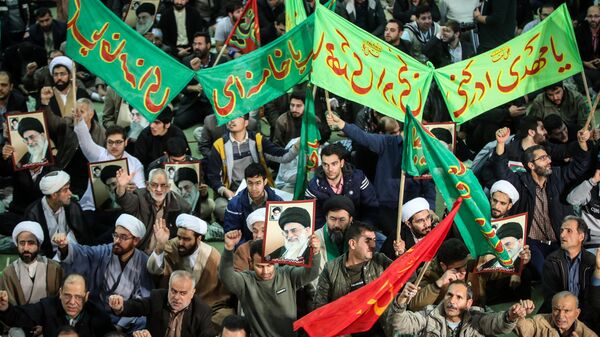 Iranians chant slogans as they march in support of the government near the Imam Khomeini grand mosque in the capital Tehran on December 30, 2017 - Sputnik International