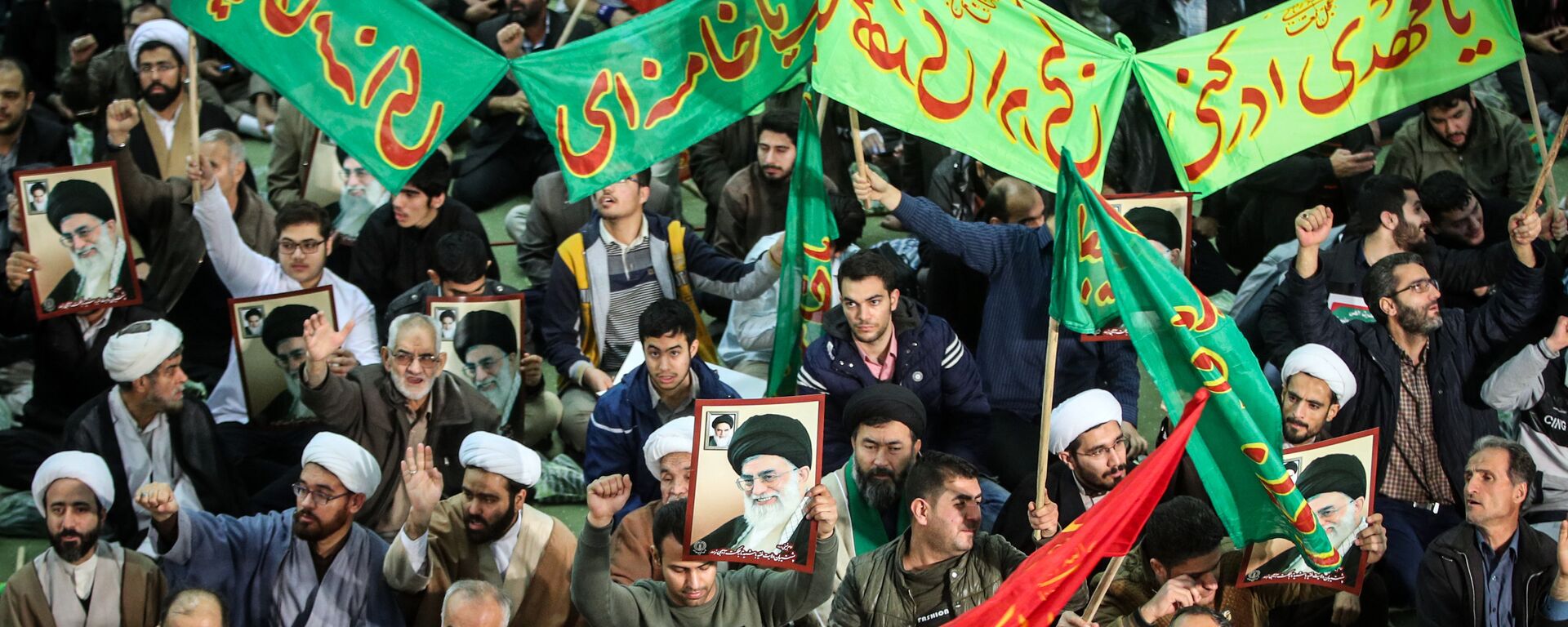 Iranians chant slogans as they march in support of the government near the Imam Khomeini grand mosque in the capital Tehran on December 30, 2017 - Sputnik International, 1920, 06.01.2018