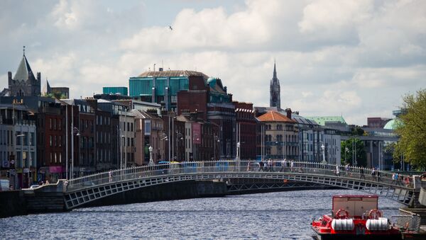 Ha'penny Bridge over the Liffey river which divides Dublin into two parts. - Sputnik International