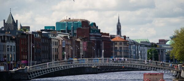 Ha'penny Bridge over the Liffey river which divides Dublin into two parts. - Sputnik International