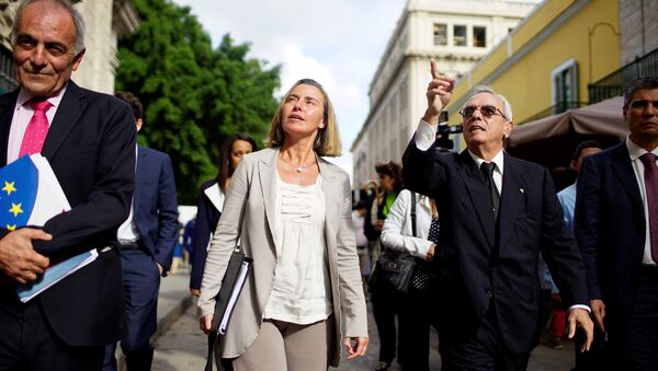 European Union’s diplomat Federica Mogherini (2nd L) speaks to Eusebio Leal (2nd R), a leading intellectual and the official historian of the city of Havana as they walk through Old Havana, Cuba, January 3, 2018 - Sputnik International