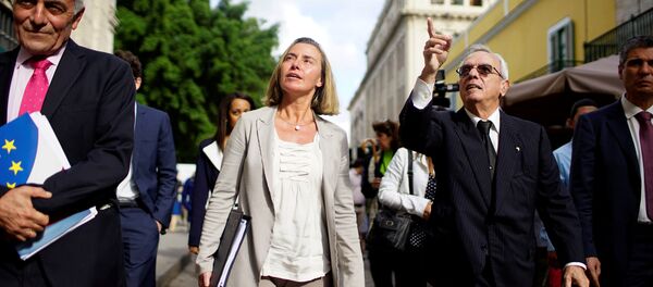 European Union’s diplomat Federica Mogherini (2nd L) speaks to Eusebio Leal (2nd R), a leading intellectual and the official historian of the city of Havana as they walk through Old Havana, Cuba, January 3, 2018 - Sputnik International