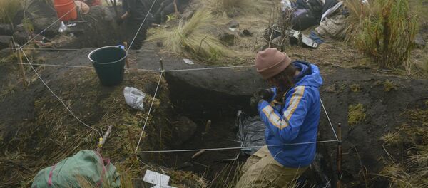 In this 2016 photo provided by Mexico's National Institute of Anthropology and History, INAH, researchers excavate a site on the shores of Nahualac Lagoon, at the foot of the Iztaccihuatl volcano in Mexico State, Mexico - Sputnik International