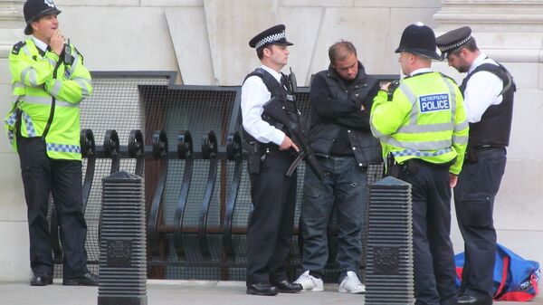 London police speak to homeless man - Sputnik International