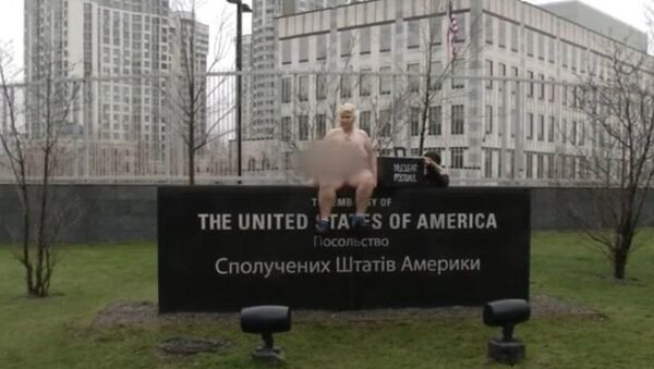 FEMEN activist impersonates Trump in Kiev, Ukraine. - Sputnik International