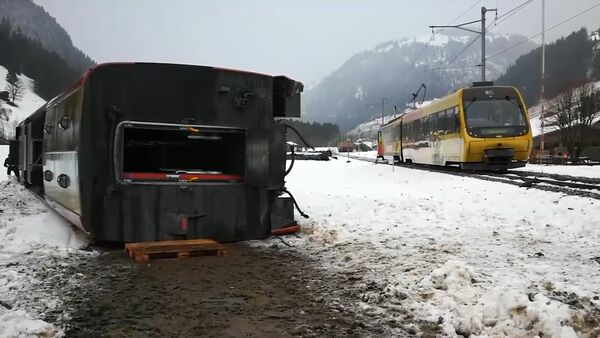 Moment, a Swiss train gets blown off the tracks due to strong winds - Sputnik International