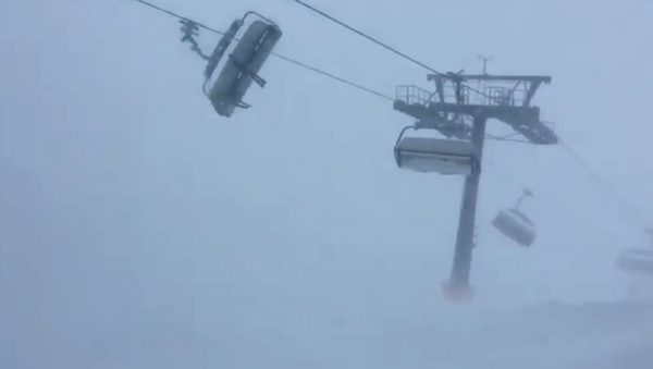 Trapped skiers get tossed in strong winds brought on by Storm Eleanor - Sputnik International