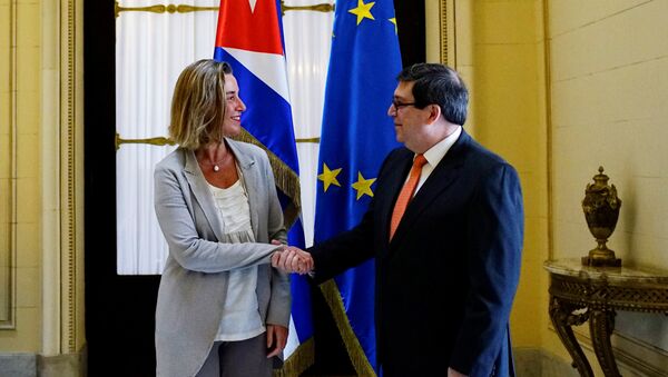 EU foreign policy chief Federica Mogherini shakes hands with Cuba's Foreign Minister Bruno Rodriguez in Havana, Cuba, January 4, 2018 - Sputnik International