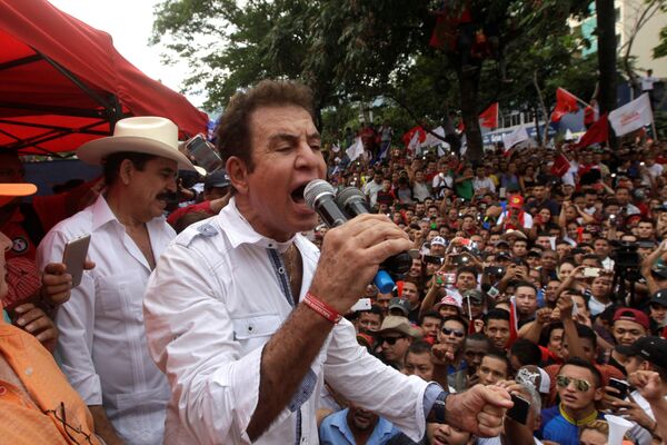 Opposition candidate Salvador Nasralla delivers a speech to his supporters during a march to protest against the results of Honduras' general elections in San Pedro Sula, Honduras January 6, 2018 Opposition candidate Salvador Nasralla delivers a speech to his supporters during a march to protest against the results of Honduras' general elections in San Pedro Sula, Honduras January 6, 2018 - Sputnik International