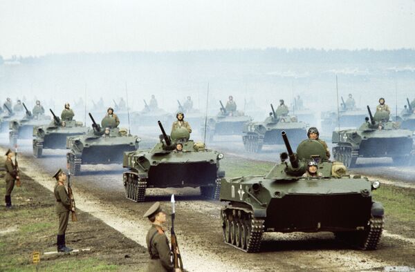 Flying Tanks: World's Top Armored Vehicles Not Afraid to 'Jump' Out of Airplanes Flying Tanks: World's Top Armored Vehicles Not Afraid to 'Jump' Out of Airplanes - Sputnik International