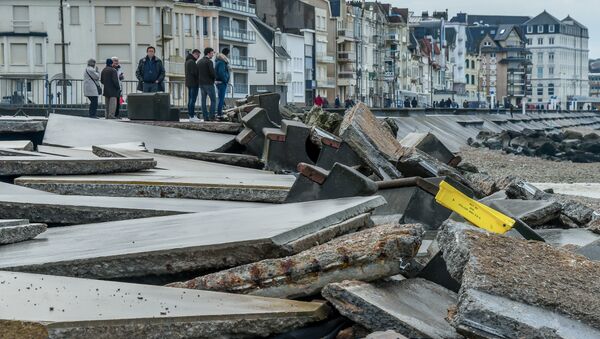 People look at the damaged seawall caused by the Storm Eleanor which swept through Europe, in Wimereux, northern France, on January 6, 2018 - Sputnik International