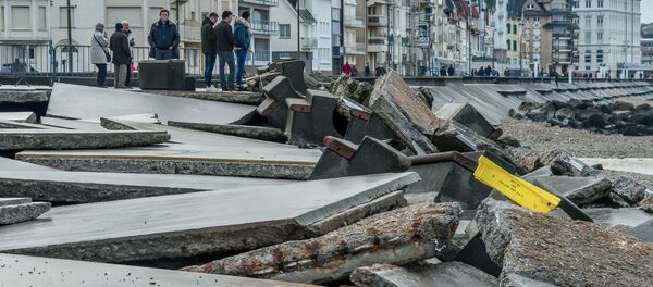 People look at the damaged seawall caused by the Storm Eleanor which swept through Europe, in Wimereux, northern France, on January 6, 2018 - Sputnik International