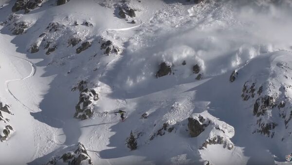 Avalanche in the Heart of the Pyrenees || ViralHog - Sputnik International