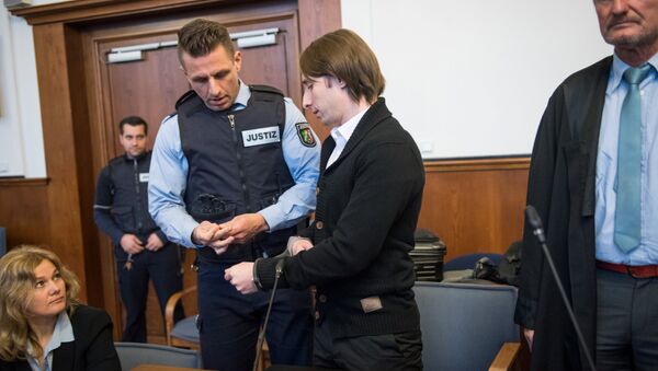 Sergej W., who is suspected of detonating three bombs, targeting the Borussia Dortmund soccer team bus in April, arrives to stand trial at a German state court in Dortmund, Germany, January 8, 2018 - Sputnik International