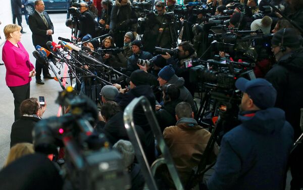 Leader of the Christian Democratic Union (CDU) and the acting German Chancellor Angela Merkel delivers a statement before exploratory talks about forming a new coalition government at the SPD headquarters in Berlin, Germany, January 7, 2018. - Sputnik International