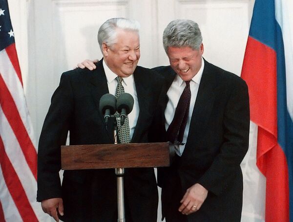 US President Bill Clinton (R) laughing with Russian President Boris Yeltsin during a press conference after their meeting at Hyde Park 23 October 1995 US President Bill Clinton (R) laughing with Russian President Boris Yeltsin during a press conference after their meeting at Hyde Park 23 October 1995 - Sputnik International