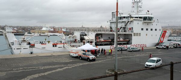 Rescuers disembark the bodies of migrants on January 8, 2018 after the Italian Coast Guard vessel Diciotti arrived in the port of Catania following a rescue operation of migrants and refugees at sea Rescuers disembark the bodies of migrants on January 8, 2018 after the Italian Coast Guard vessel Diciotti arrived in the port of Catania following a rescue operation of migrants and refugees at sea - Sputnik International