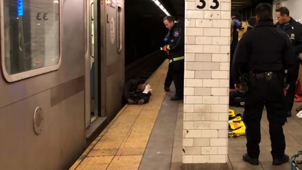 Man rescued by official after getting pinned between a NYC subway train and platform - Sputnik International