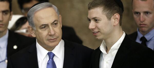 Israeli Prime Minister Benjamin Netanyahu (L) and his son Yair visit, on March 18, 2015, the Wailing Wall in Jerusalem - Sputnik International