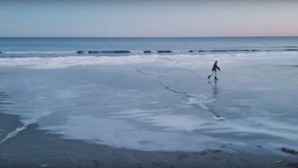 Man's Ice Skating Escapade on Frozen Maine Beach Captured on Video - Sputnik International