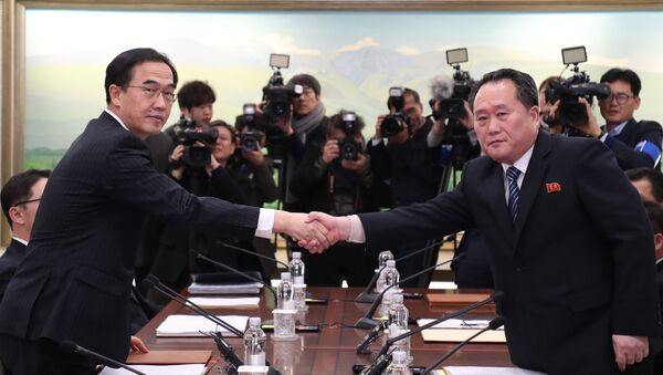 South Korea's Unification Minister Cho Myung-Gyun (L) shakes hands with North Korean chief delegate Ri Son-Gwon during their last meeting at the border truce village of Panmunjom in the Demilitarized Zone (DMZ) dividing the two Koreas - Sputnik International